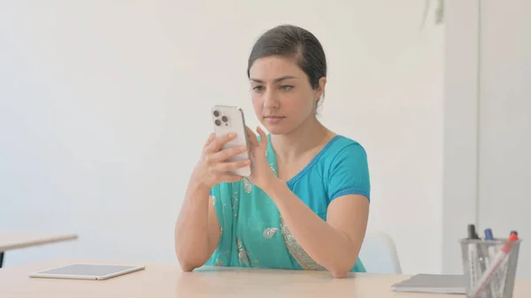 Mulher Indiana Sari Navegação Internet Smartphone — Fotografia de Stock