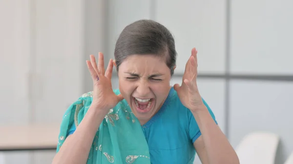 Retrato Una Mujer India Sari Gritando Frustrada —  Fotos de Stock