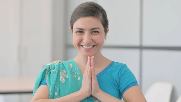 Porträtt Indiankvinna Sari Doing Namaste — Stockfoto