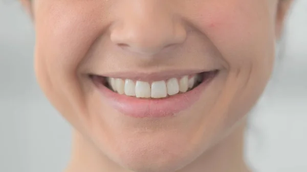 Zbliżenie Uśmiechniętych Ust Indianki — Zdjęcie stockowe
