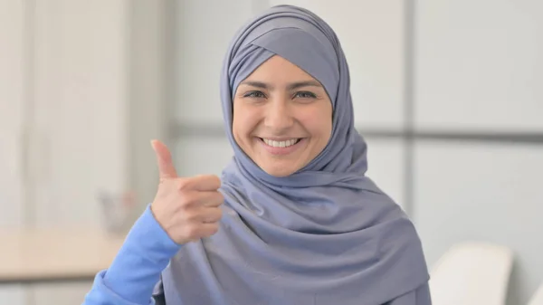 Πορτρέτο Της Μουσουλμανικής Γυναίκας Hijab Κάνει Thumbs — Φωτογραφία Αρχείου