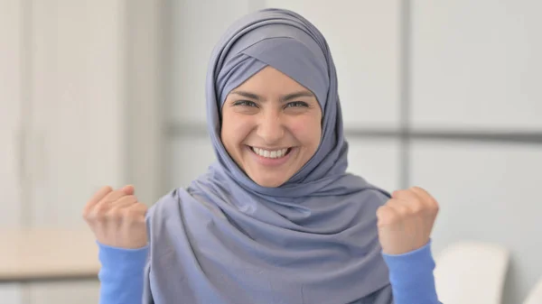 Portret Muzułmanki Hidżabie Świętującej Sukces — Zdjęcie stockowe
