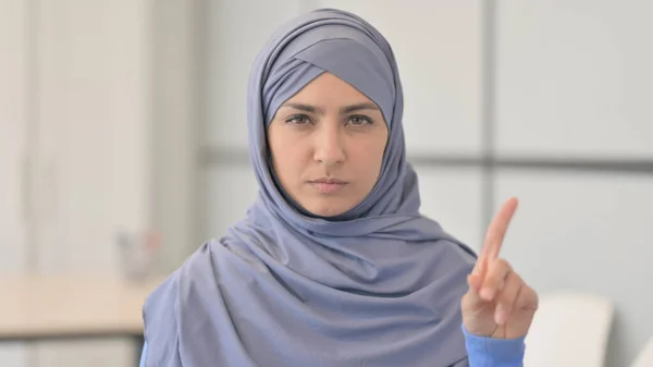 Портрет Ненависті Мусульманки Хіджабі Відкидає Пропозицію — стокове фото