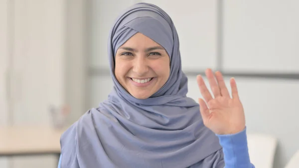 Porträtt Muselman Kvinna Hijab Vifta Till Säga Hej — Stockfoto