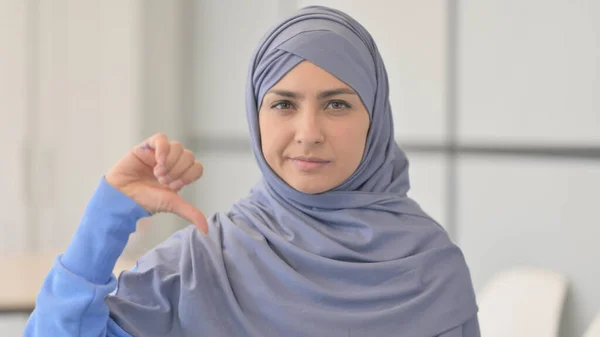 Πορτρέτο Της Μουσουλμανικής Γυναίκας Στο Χιτζάμπ Κάνει Αντίχειρες — Φωτογραφία Αρχείου