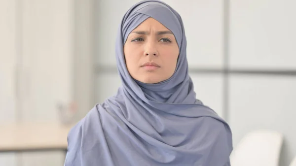Porträt Einer Muslimin Hijab Auf Der Suche Nach Einer Chance — Stockfoto