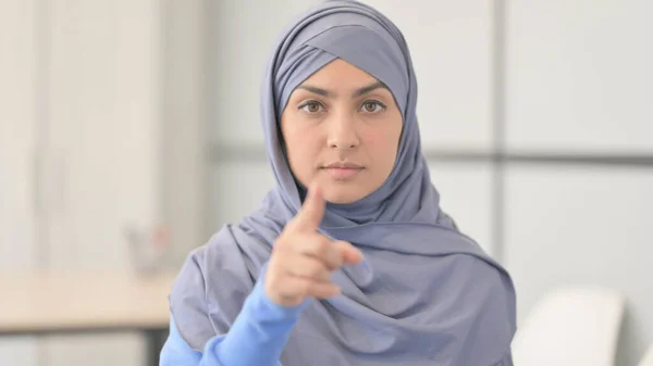 Portrait Muslim Woman Hijab Pointing Camera — Stock Photo, Image