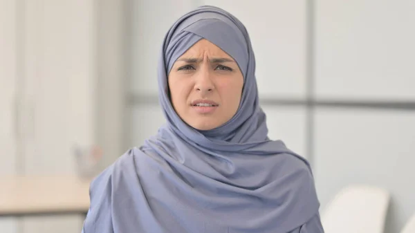 Portrait Muslim Woman Hijab Reacting Loss — Stock Photo, Image