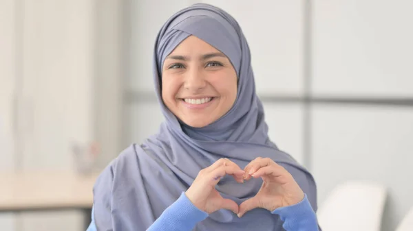 Porträtt Muslimsk Kvinna Hijab Med Handgjort Hjärta — Stockfoto