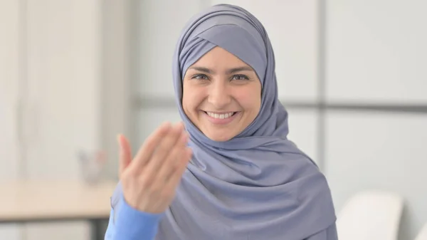 Porträtt Muselman Kvinna Hijab Inbjudande Människor — Stockfoto