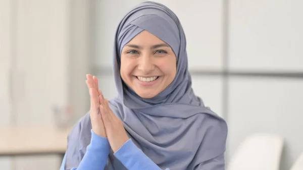 Porträtt Muslimsk Kvinna Hijab Clapping För Laget — Stockfoto