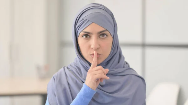 Retrato Una Mujer Musulmana Hijab Con Dedo Los Labios —  Fotos de Stock