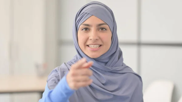 Porträtt Arg Muselman Kvinna Hijab Arguing Och Fighting — Stockfoto