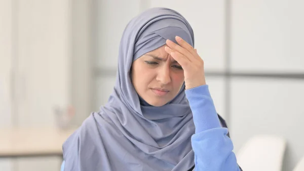 Başağrısı Olan Yorgun Müslüman Kadın Portresi — Stok fotoğraf