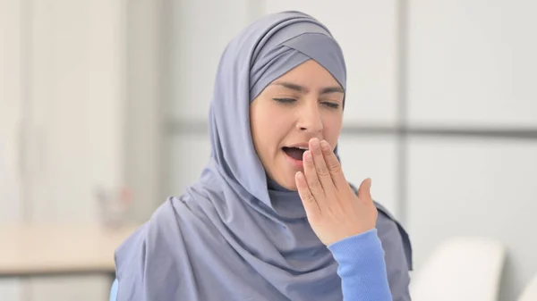 Retrato Una Mujer Musulmana Bostezando Hijab —  Fotos de Stock