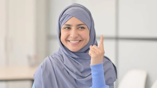 Porträtt Brainstorming Muselman Kvinna Hijab Med Idé — Stockfoto