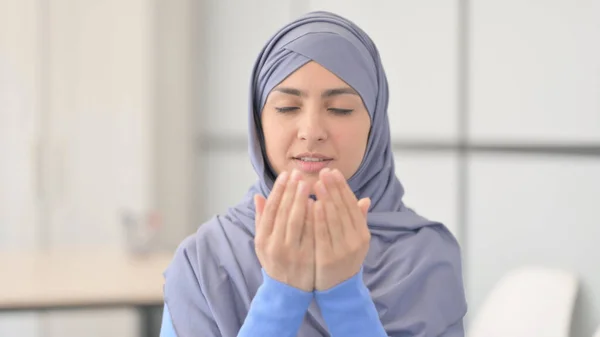 Retrato Mulher Muçulmana Hijab Orando Alá — Fotografia de Stock