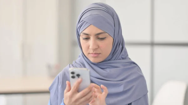 Retrato Mulher Muçulmana Hijab Usando Smartphone — Fotografia de Stock
