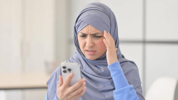 Portrét Muslimské Ženy Hidžábu Šokován Ztrátou Smartphone — Stock fotografie