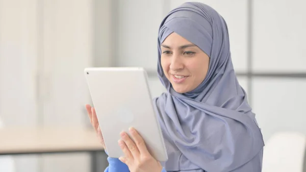 Retrato Mulher Muçulmana Hijab Fazendo Video Chat Tablet — Fotografia de Stock
