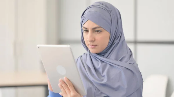 Πορτρέτο Της Μουσουλμανικής Γυναίκας Hijab Χρησιμοποιώντας Tablet Υπολογιστή — Φωτογραφία Αρχείου