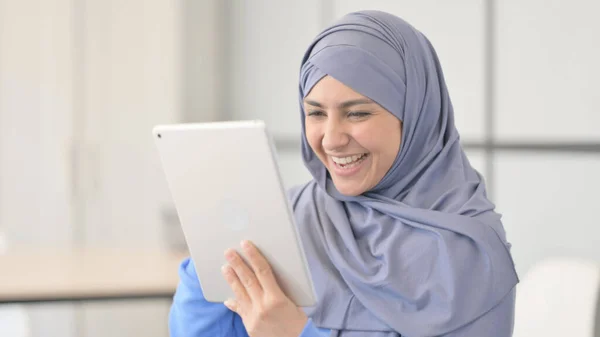 Retrato Mulher Muçulmana Hijab Celebrando Sucesso Tablet — Fotografia de Stock