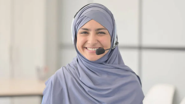 Χαμογελώντας Μουσουλμάνα Γυναίκα Hijab Ακουστικά Camera Στο Τηλεφωνικό Κέντρο — Φωτογραφία Αρχείου