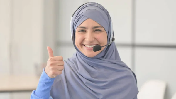 Thumbs Muslim Woman Hijab Ακουστικά Στο Τηλεφωνικό Κέντρο — Φωτογραφία Αρχείου