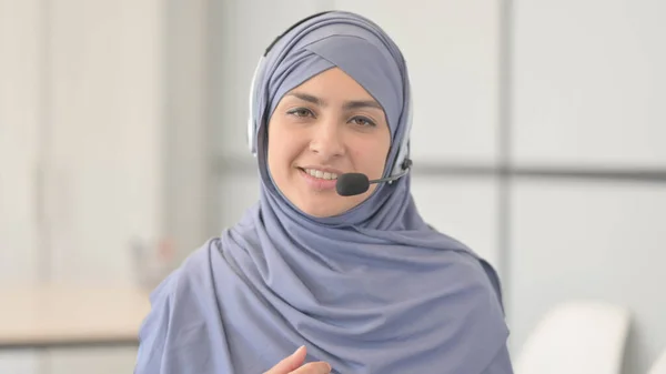 Мусульманська Жінка Хіджабі Штаб Квартирою Розмовляючи Клієнтами Телефонному Центрі — стокове фото