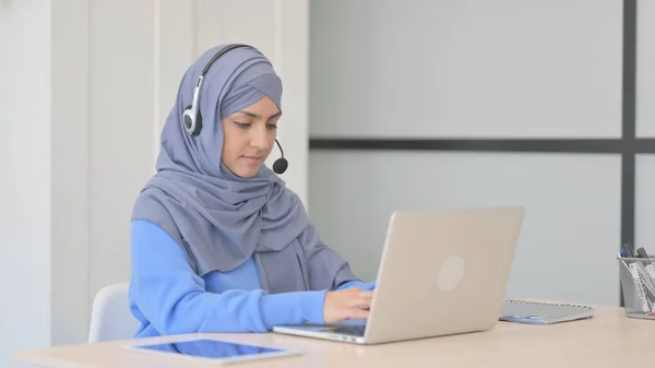 Mulher Muçulmana Hijab Com Fone Ouvido Usando Laptop Call Center — Fotografia de Stock
