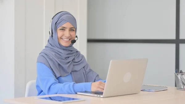 Muslimische Frau Hijab Mit Headset Lächelt Kamera Callcenter — Stockfoto