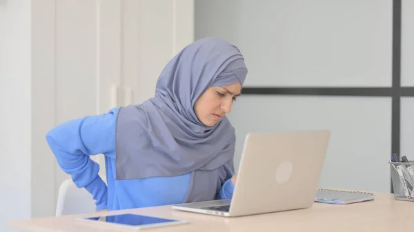 Mulher Muçulmana Hijab Com Dor Nas Costas Trabalhando Laptop — Fotografia de Stock
