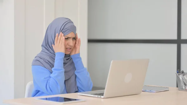 Mulher Muçulmana Hijab Chocada Com Perda Laptop — Fotografia de Stock