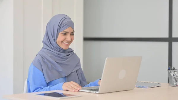 Online Videochat Von Muslimin Hijab Auf Laptop — Stockfoto