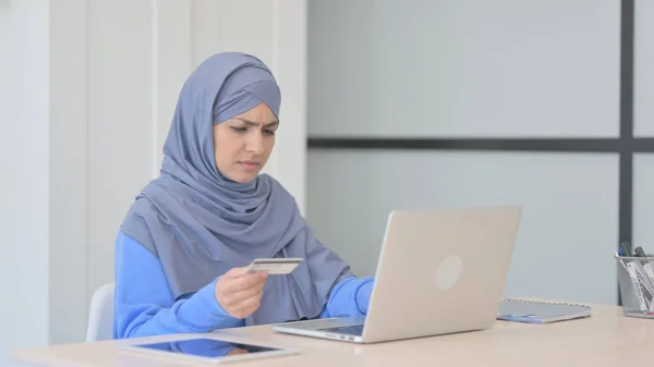 Muslimische Frau Hijab Verärgert Über Zahlungsausfall Internet — Stockfoto