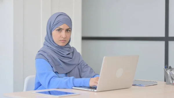 Muselman Kvinna Hijab Tittar Kamera Medan Arbetar Laptop — Stockfoto
