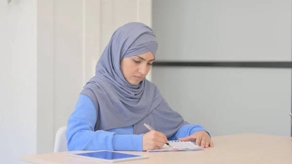 Muslimische Frau Hijab Schreibt Bei Der Arbeit — Stockfoto
