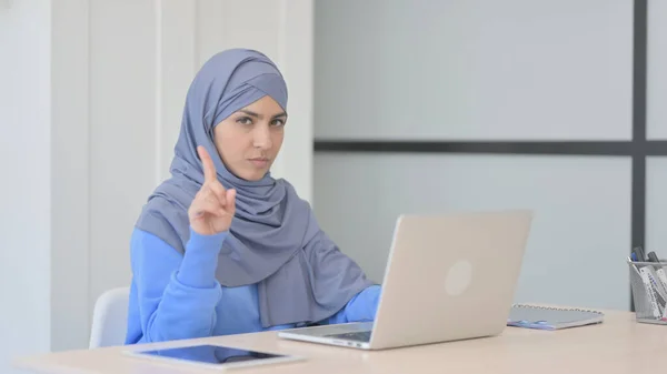 Laptop Çalışırken Nkâr Eden Müslüman Kadın — Stok fotoğraf