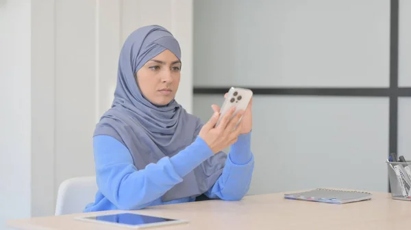 Mulher Muçulmana Hijab Usando Telefone Trabalho — Fotografia de Stock