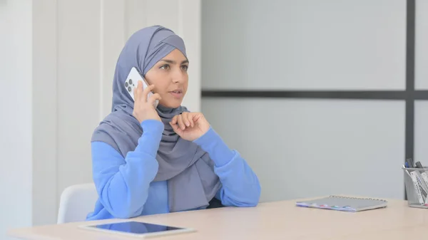 Mulher Muçulmana Hijab Falando Por Telefone Trabalho — Fotografia de Stock