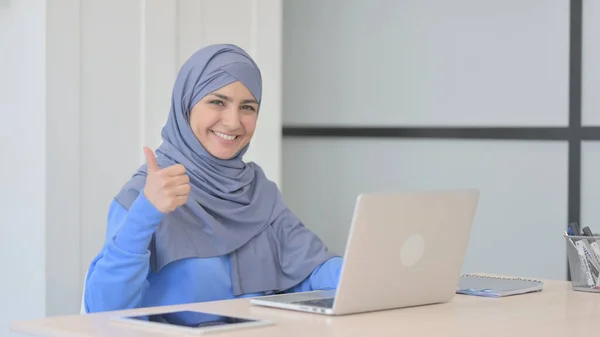 Polegares Para Cima Por Mulher Muçulmana Hijab Laptop — Fotografia de Stock