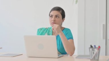 Sari 'deki Dalgın Hintli Kadın Laptop üzerinde çalışıyor