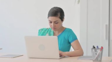 Sari 'deki Hintli kadın dizüstü bilgisayarla uğraşırken baş ağrısı çekiyor