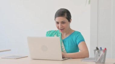 Sari 'deki Heyecanlı Hintli Kadın Dizüstü bilgisayarda Başarı Kutlaması