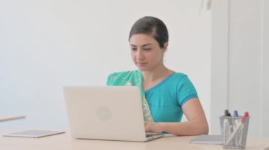 Sari 'deki Hintli Kadın Laptop' ta Kaybından Şok Oldu