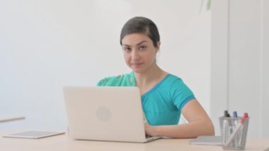 Sari 'deki Hintli Kadın Dizüstü bilgisayarla çalışıyor
