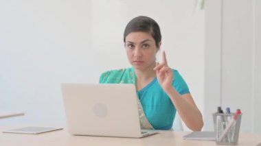 Sari 'deki Hintli Kadın Laptop' ta çalışırken kamerayı işaret ediyor