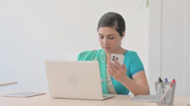 Sari 'deki Hintli Kadın İş yerinde Telefonu Kullanıyor