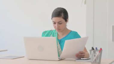Sari 'deki Hintli Kadın Belgeler ve Laptop Üzerinde Çalışıyor