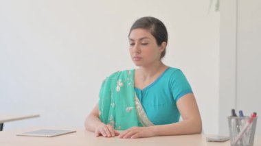 Sari 'deki Hintli Kadın Ofisten Çıkıyor